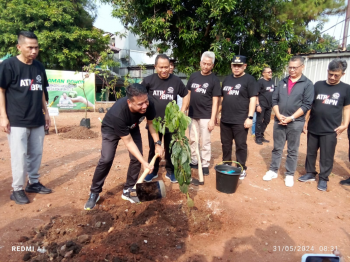 Kantah ATR/BPN Jakarta Selatan Tanam Pohon Buah Bersama Setko dan Pokja PWI Jaksel